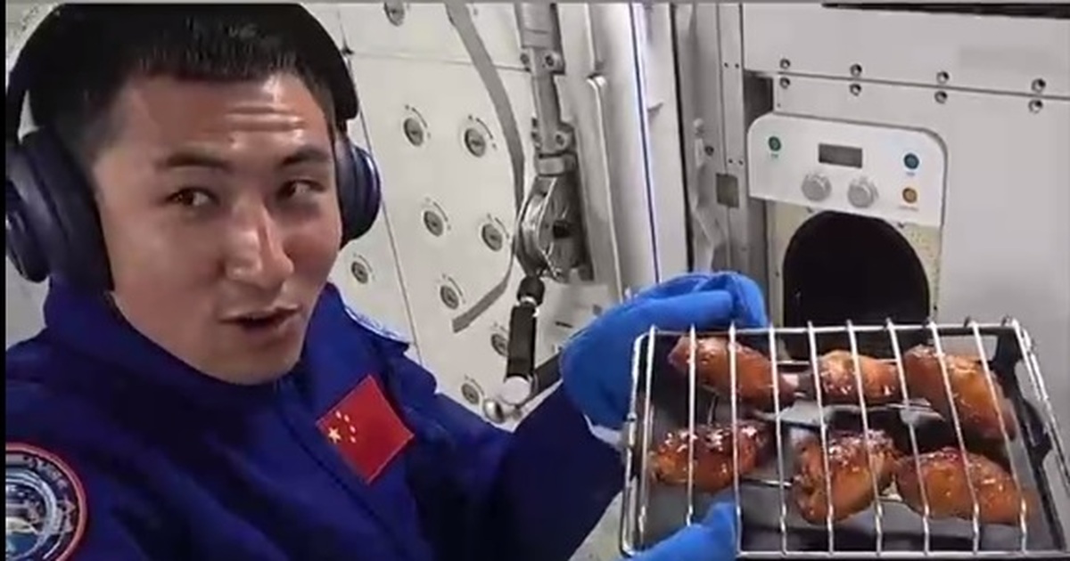 Тайконавты впервые приготовили "космический шашлык" на станции "Тяньгун" Видео с блюдом стало вирусным в Китае