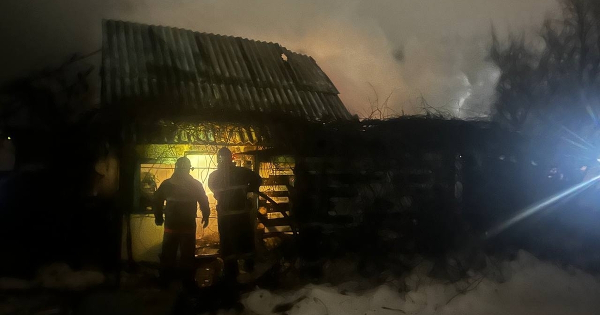 За час сызранские пожарные потушили баню и заброшенное здание Огнеборцам пришлось выезжать одновременно на дв...