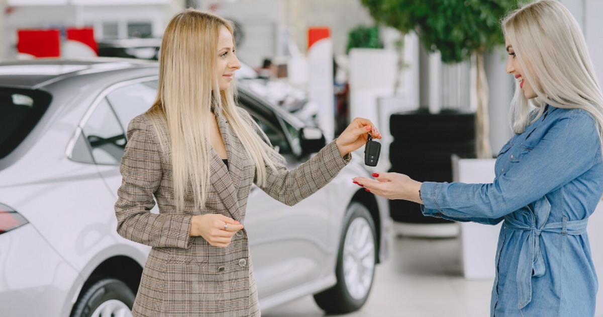 В России на фоне снижения продаж новых машин ра...