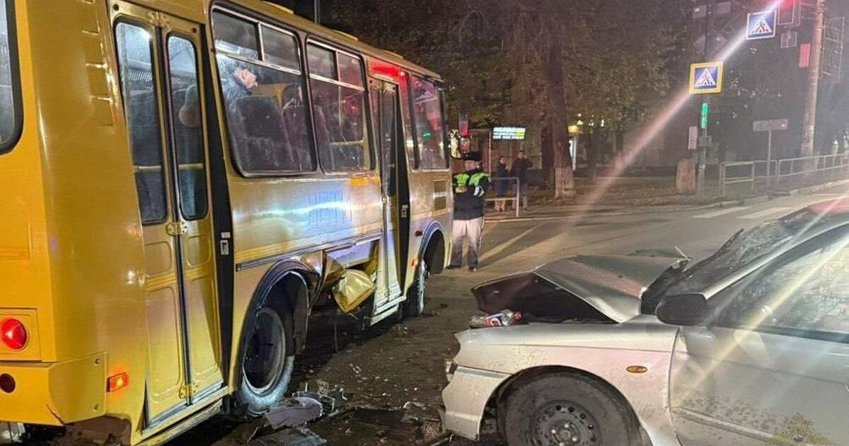 Трое взрослых находятся в тяжелом состоянии после ДТП с автобусом в Самаре Легковой автомобиль столкнулся с автобусом с де...
