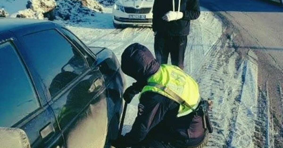 Сотрудники Госавтоинспекции помогли заменить ко...