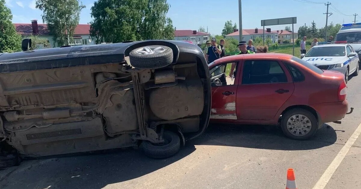 В результате аварии пострадали водитель и пасса...
