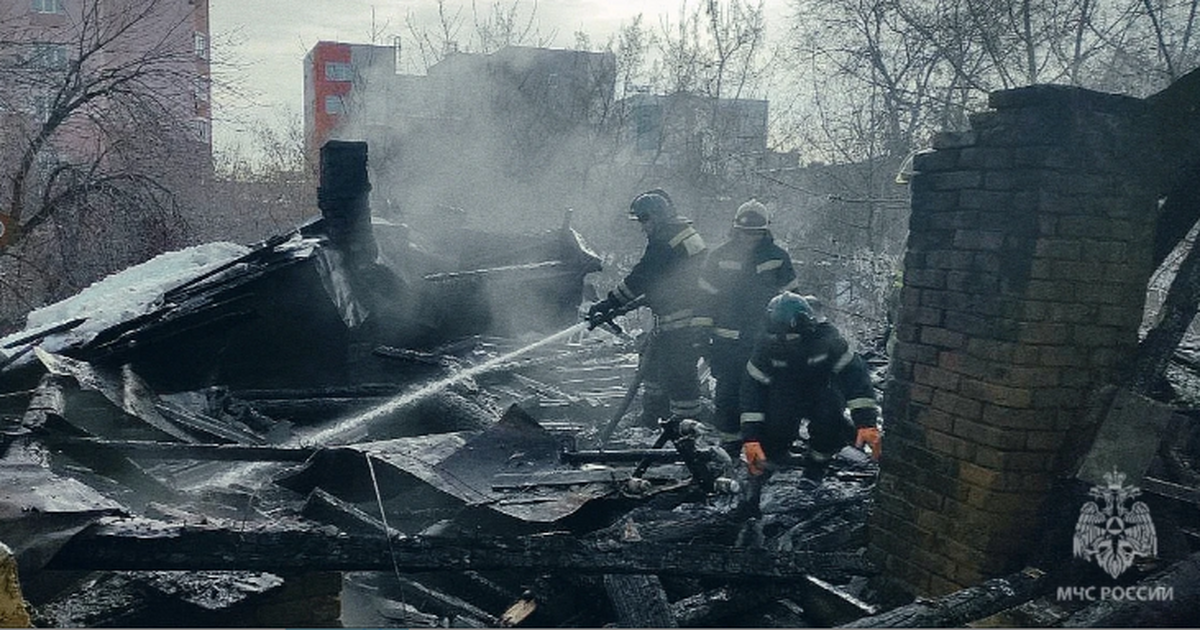 27 февраля в центре Самары потушили пожар в заброшенном здании на улице Буянова В тушении участвовали 50 сотрудников МЧС