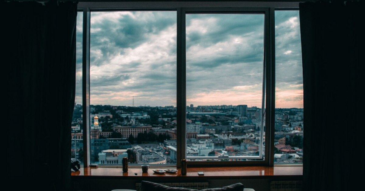 Насмотрелся на других и теперь сам клею на окна пузырьковую пленку - гениальный лайфхак Зачем соседка заклеила окна пузырчатой плёнкой:...