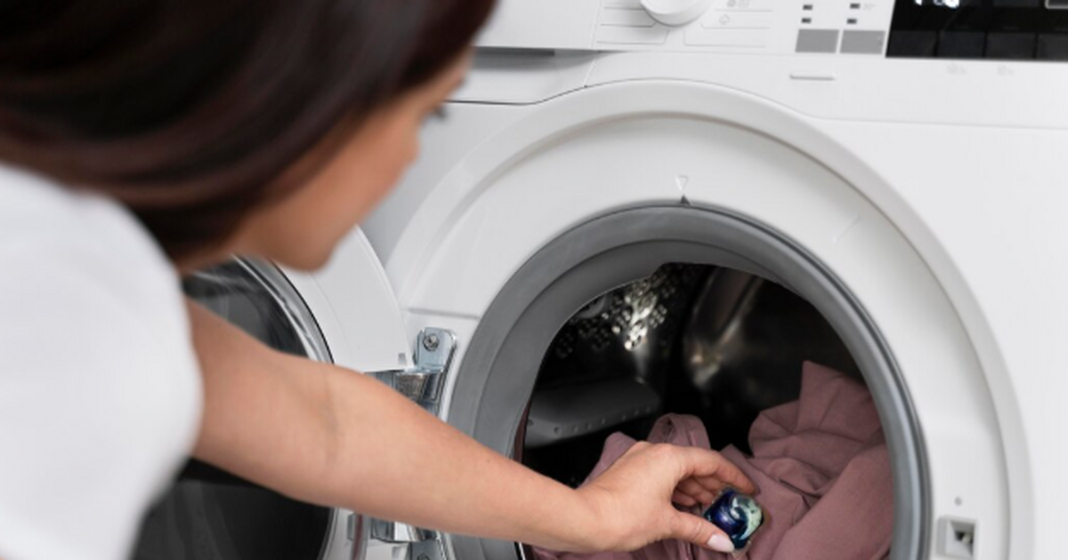 Ни 30, ни 40: вот при какой температуре нужно стирать полотенца, чтобы их оживить Полотенца впитывают не только воду, но и бактер...