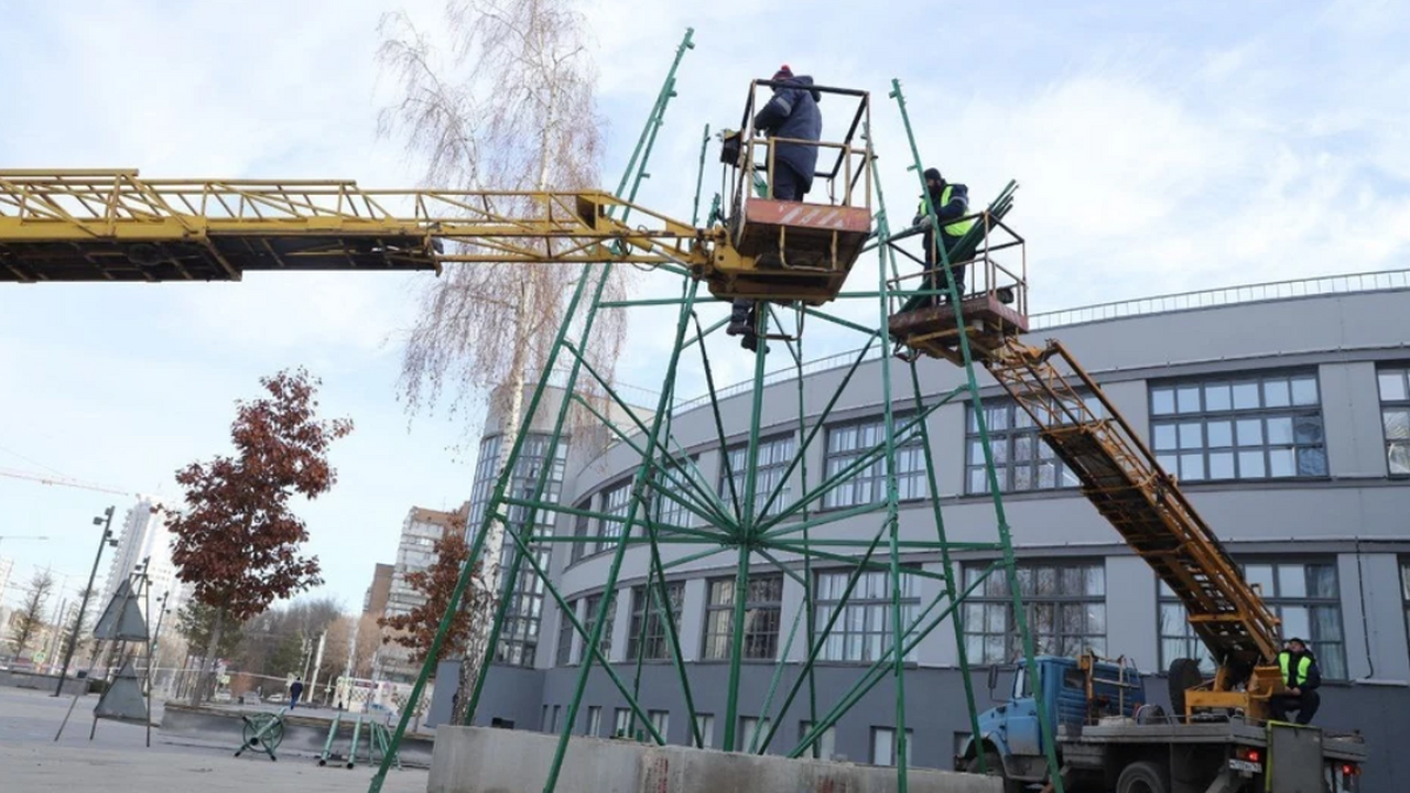 Возле самарского филиала Третьяковки начали уст...