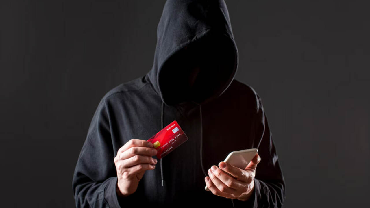 Слили всё: как уязвимость в SMS поставила под удар миллионы людей Неизвестный специалист по кибербезопасности пол...