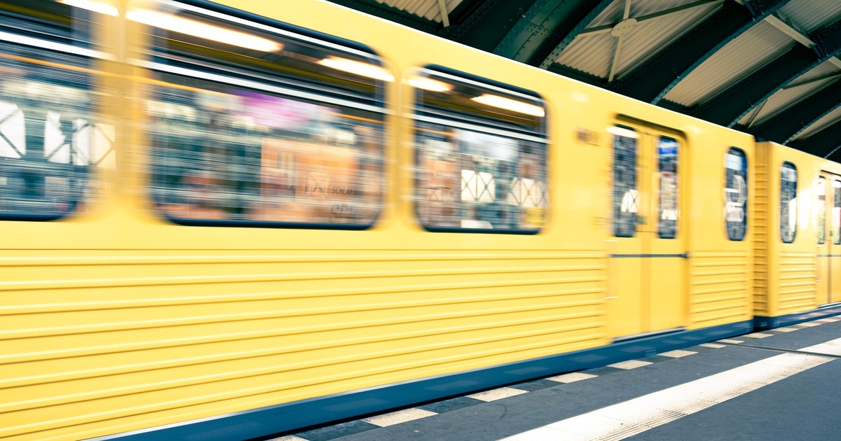 Городская электричка может связать отдалённые районы Самары уже в 2026 году Об этом сообщил врио министра транспорта Артур ...