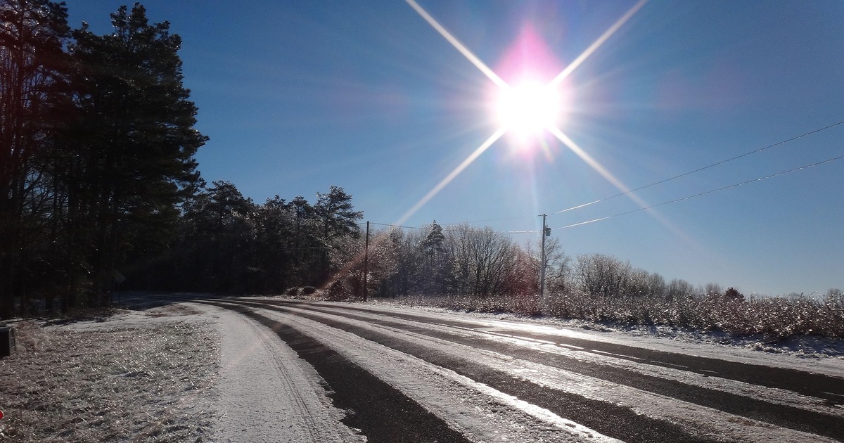 МЧС предупредило о гололеде и мокром снеге 8 декабря в Самарской области Спасатели призвали водителей и пешеходов быть п...
