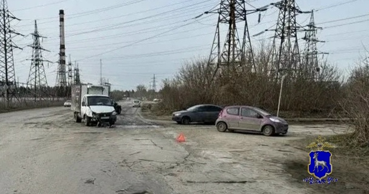 В Тольятти женщина на Peugeot устроила ДТП с тремя автомобилями В результате аварии водитель иномарки была госп...