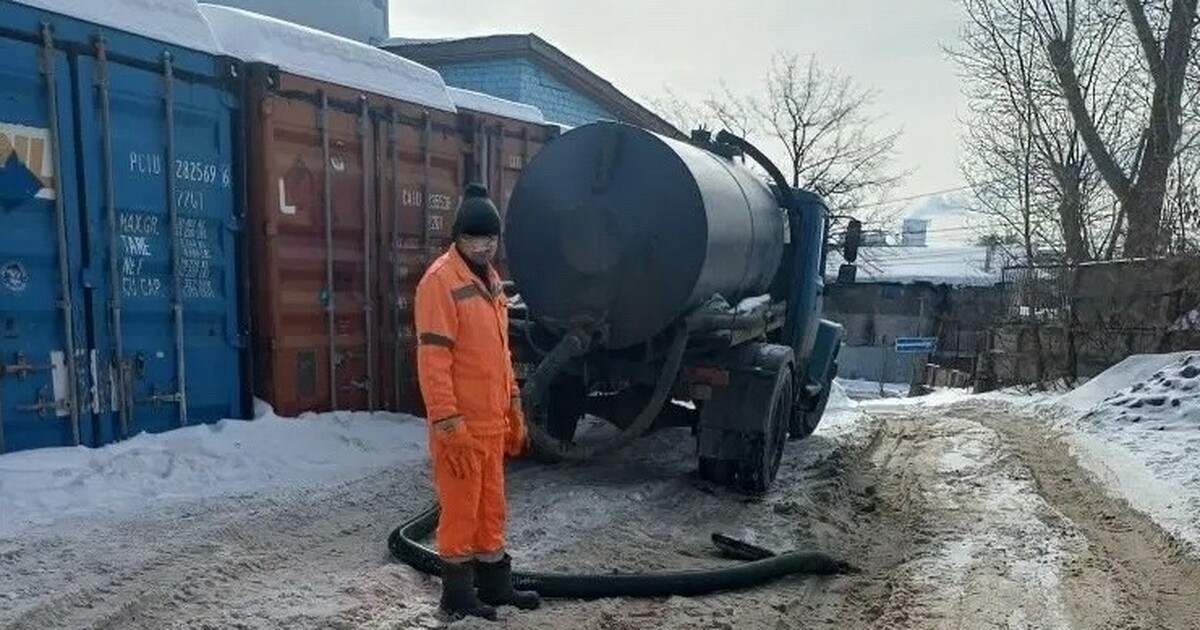 В центре Самары водитель спецмашины пытался сли...