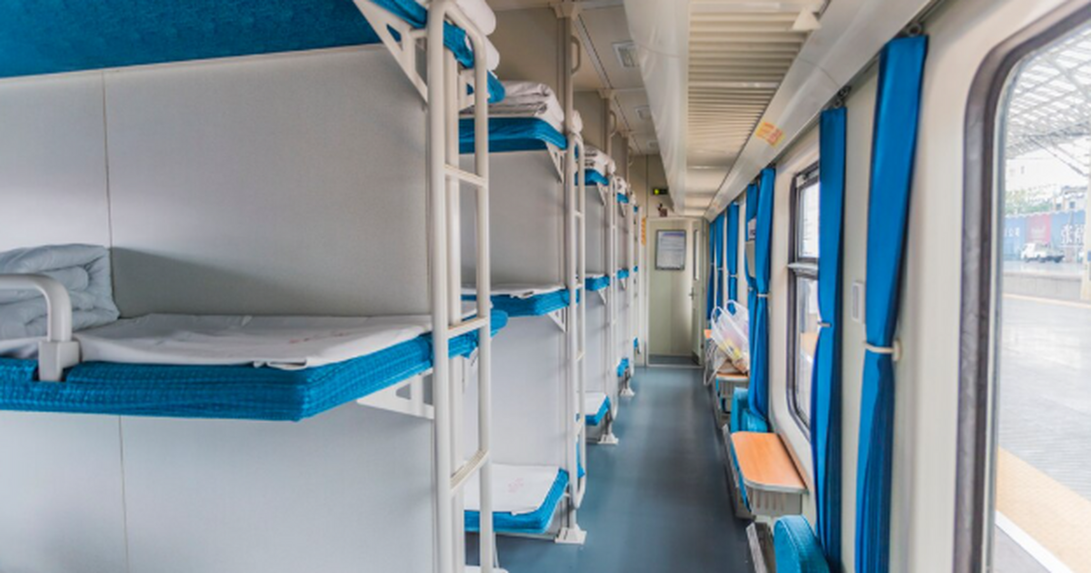 РЖД убрали верхние полки: плацкарт не узнать Вс...