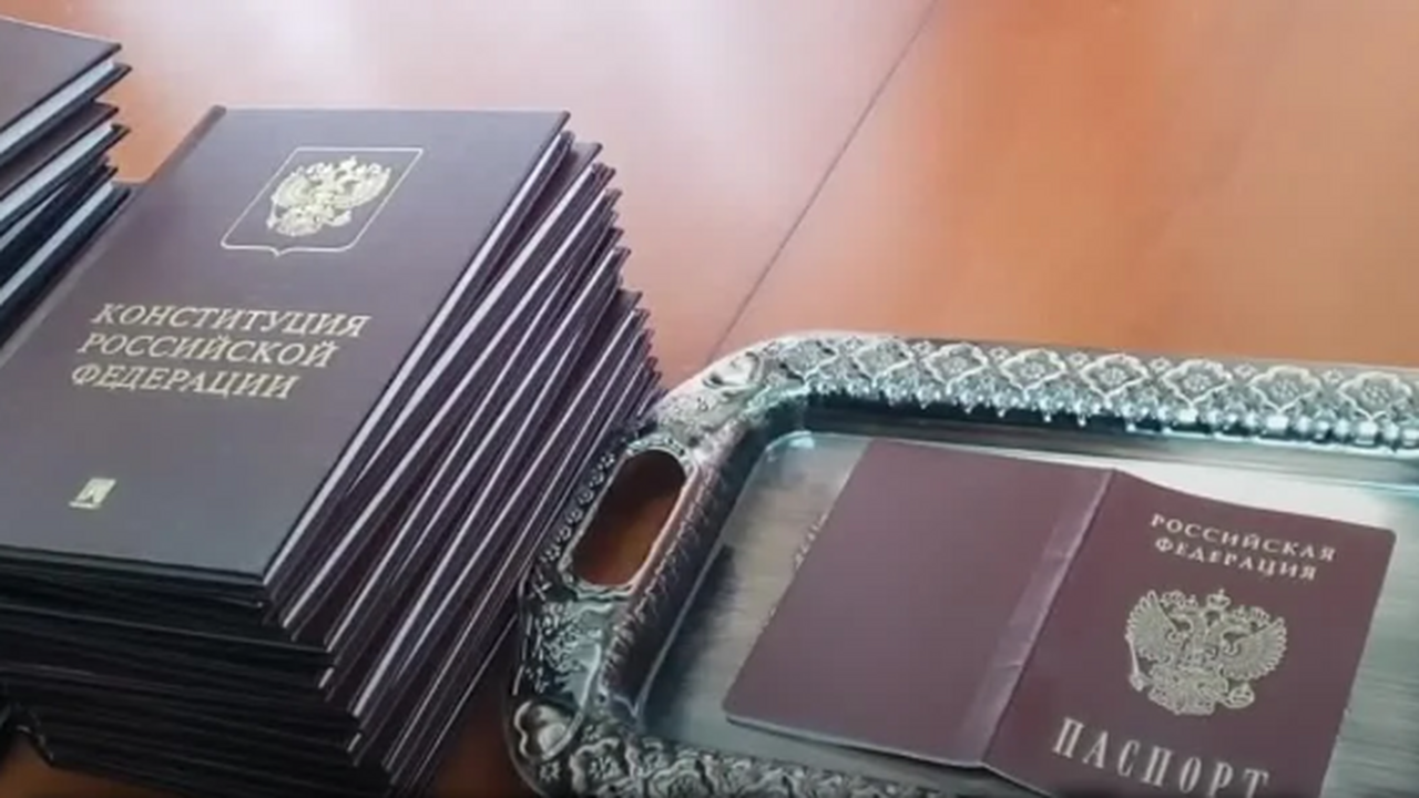 Губернатор Федорищев вручил первые паспорта лучшим школьникам Самарской области Он отметил особые достижения области в спорте
