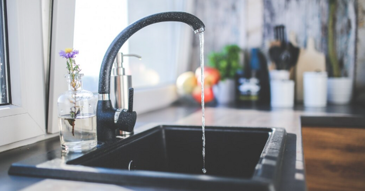 Кидаю в банку 3 штуки – и вода из-под крана становится чище родниковой: рабочий метод — без дорогущего фильтра Как очистить воду из-под крана без дорогих филь...