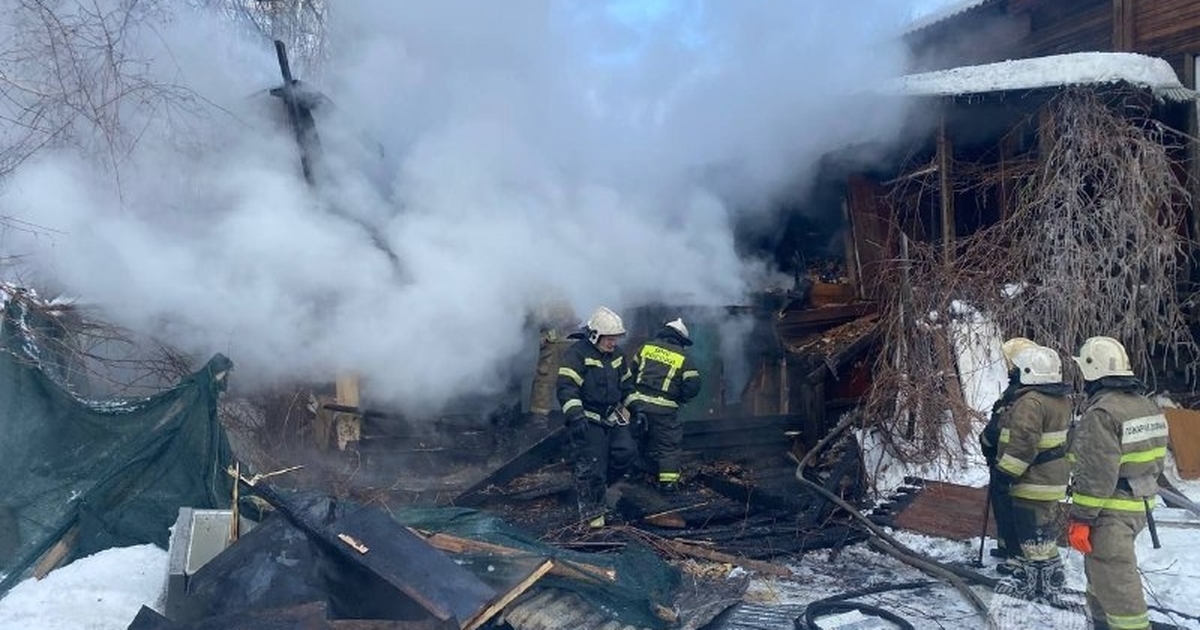 Горел деревянный пристрой на площади 90 кв. метров