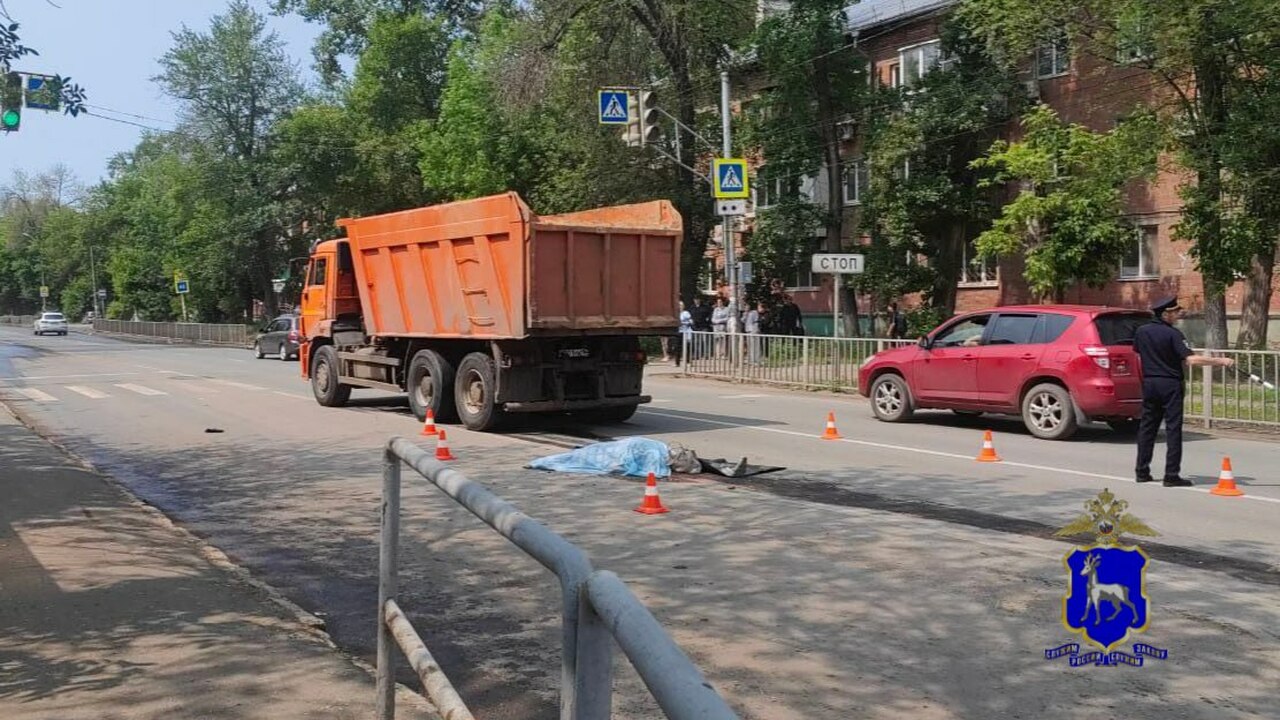 6 июня в Самаре на Зубчаниновском шоссе КАМАЗ насмерть сбил пожилую женщину ДТП произошло в 10:40 у дома №118 по Зубчанинов...