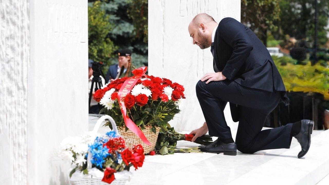 Он возложил цветы к мемориалу павшим воинам на ...