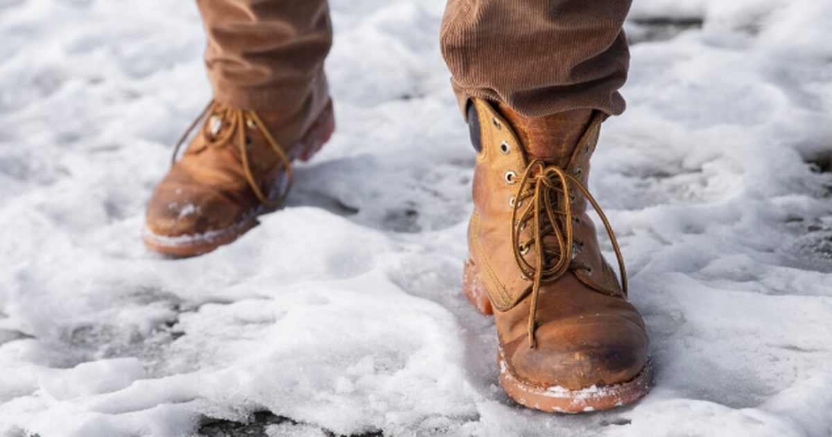 Понадобится каких-то 4 полоски на подошву — лед можно не боятся как асфальт: лайфхак от подруги с севера Этой зимой тротуары и дороги стали настоящей ло...