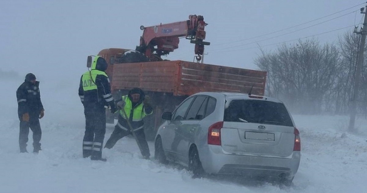 В Кошкинском районе сотрудники ДПС помогли води...