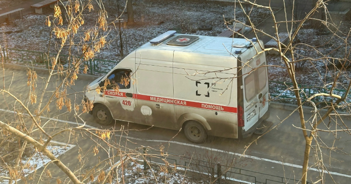 Красный свет, а сзади «скорая» с сиреной: как поступить - инспектор ГИБДД дал разъяснительный ответ Можно ли ехать на красный ради скорой: что дела...