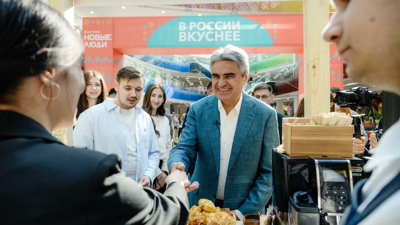 В Самаре партия «Новые люди» провела акцию «В России вкуснее» в поддержку местных производителей В самарском аутлет-молле LETOUT прошла выставка...