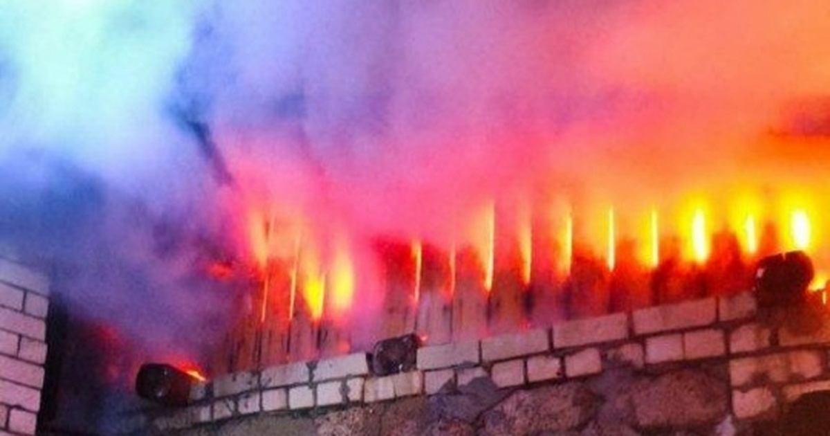 16 ноября пожарные потушили возгорание кровли дома в Шигонском районе Площадь возгорания составила около 30 квадратны...