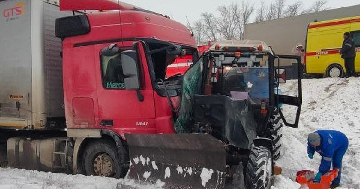 В Сергиевском районе фура столкнулась с трактором, тракторист госпитализирован Тягач Mercedes и трактор после столкновения ока...