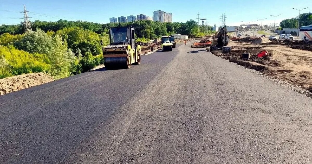 На дублёре Московского шоссе в Самаре уложили 300 метров асфальта Одновременно на объекте ведутся другие работы