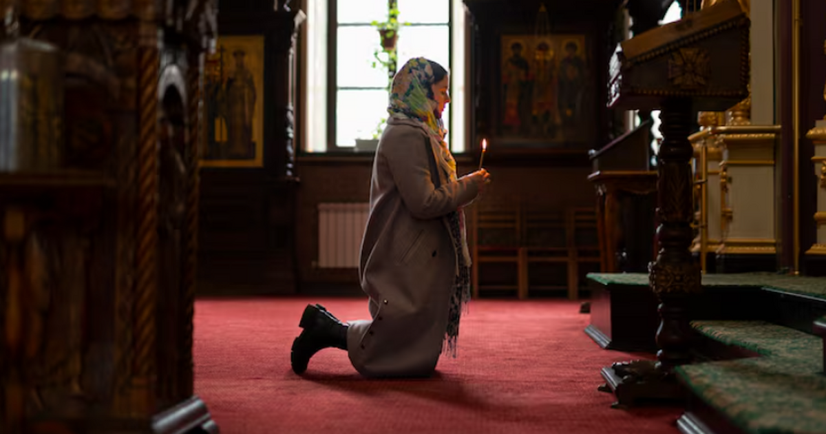 Священник рассказал, можно ли расставлять иконы...