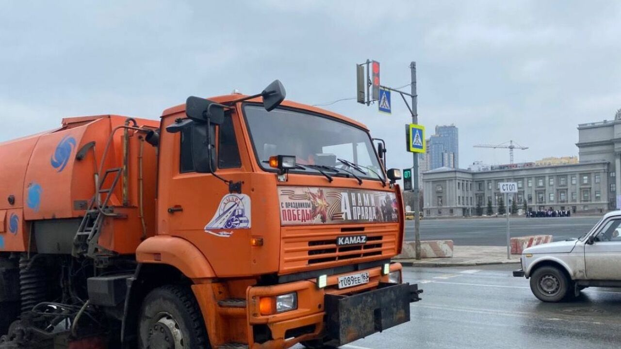 Самарцам объяснили, почему поливальные машины моют улицы во время дождя Этот процесс действительно имеет свои преимущес...