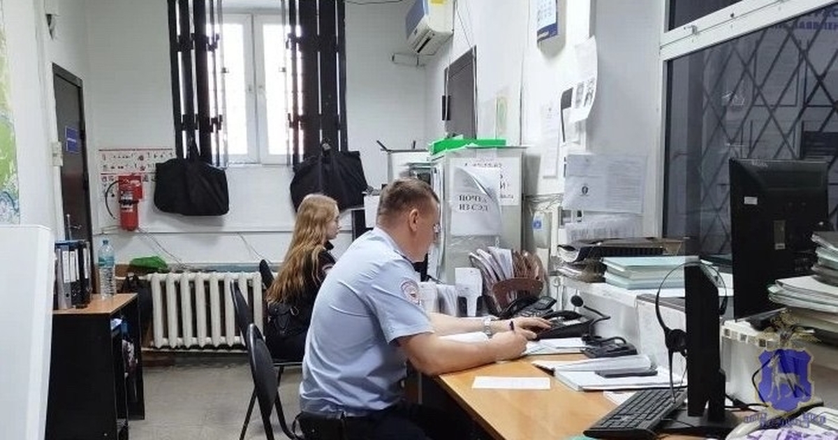 Во время поездки на автомобиле он заметил потас...