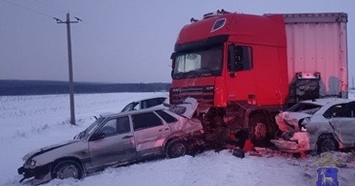 В Самарской области грузовик во время снежной б...