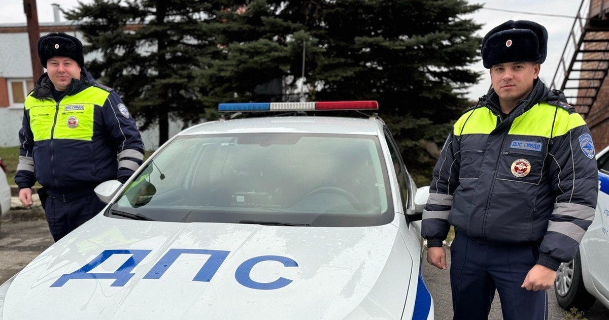 Инспекторы ДПС Жигулевска доставили роженицу в перинатальный центр Семья, которой помогли полицейские, выразила бл...