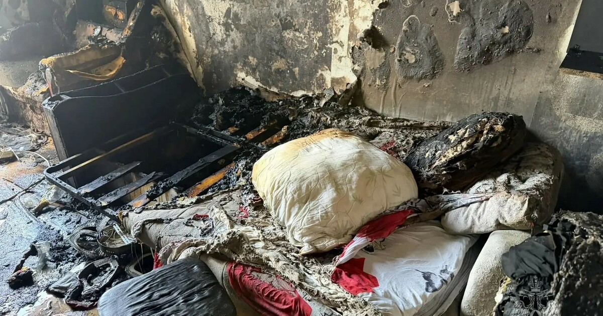 Пожарные вскрыли дверь и вывели пострадавшую из...