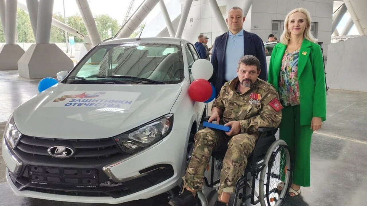 Потеряли ноги, но не сломались: героям СВО подарили автомобили с ручным управлением 27 июня 2025 года ветеранам СВО из Тольятти Але...