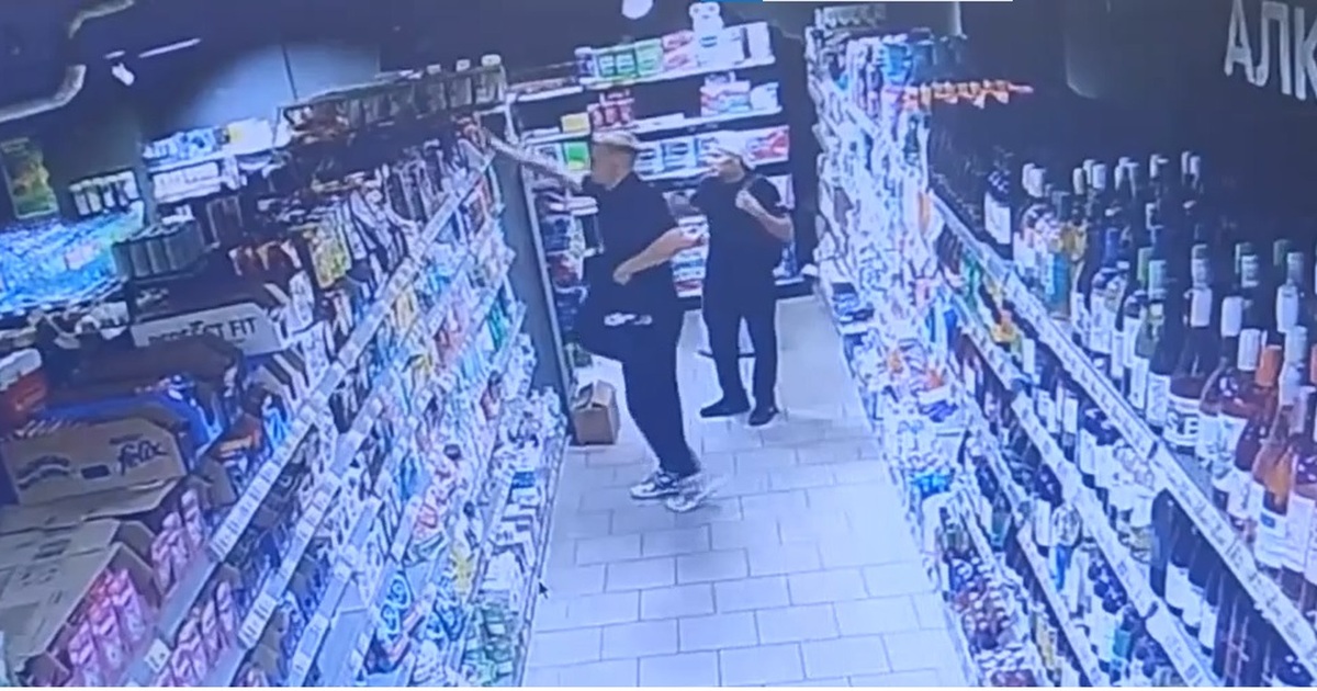 Двое молодых людей открыто похитили товары из с...