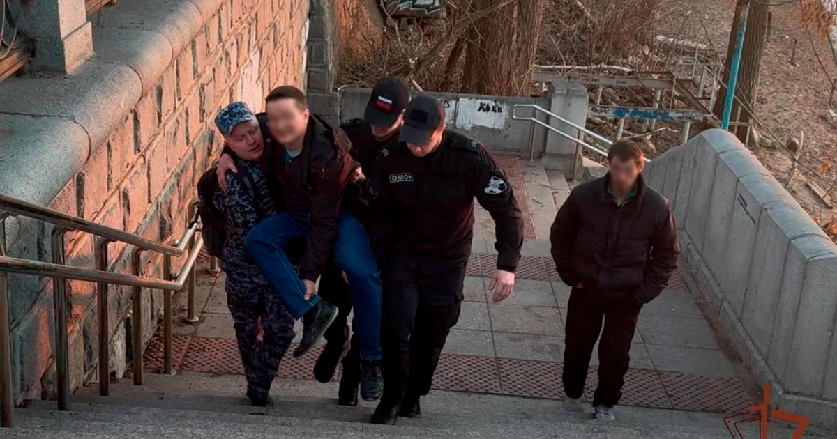 В Самаре росгвардейцы помогли мужчине со сломанной ногой на набережной Волги В настоящее время жизни и здоровью пострадавшег...