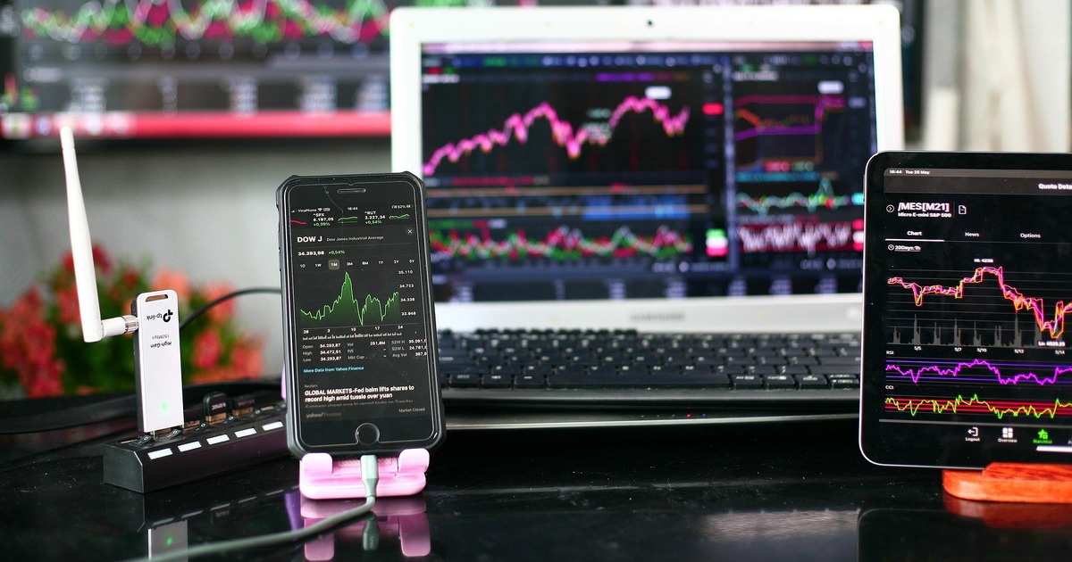 Инвесторы перераспределяют средства в более ста...