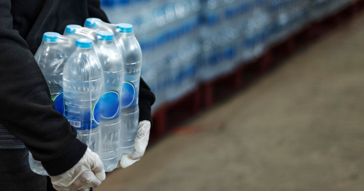 Регулярное употребление воды из пластиковых бут...