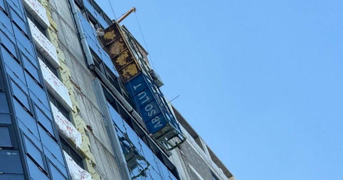 В Самаре при обрыве троса строительной люльки п...