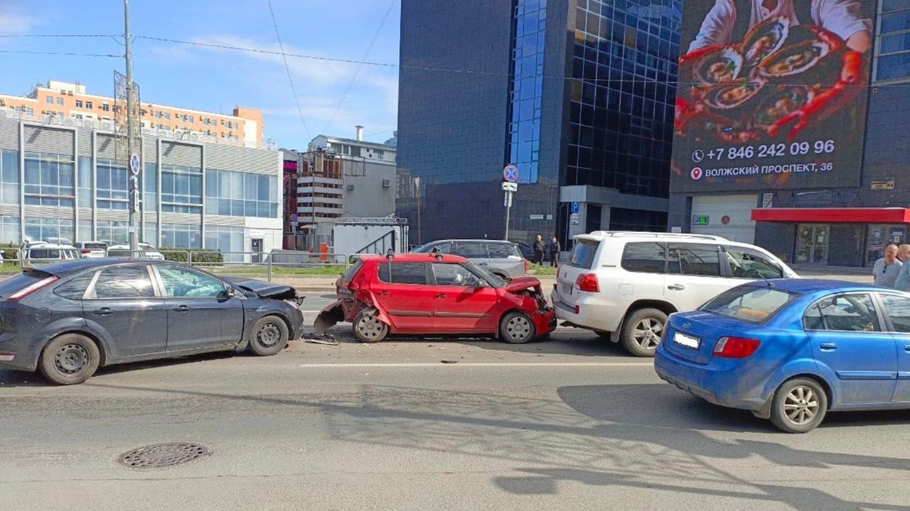 Утром 24 мая на Московском шоссе в Самаре произошло ДТП с 3 автомобилями По предварительной информации, у одного из учас...