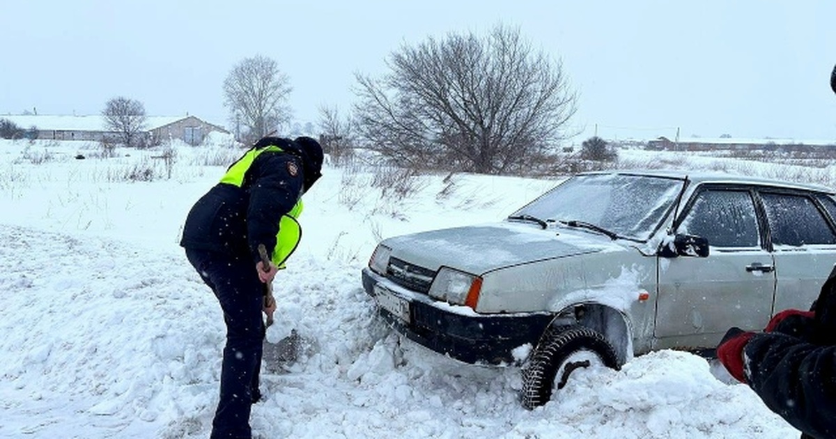 Полицейские вызволили автомобиль из снежного плена