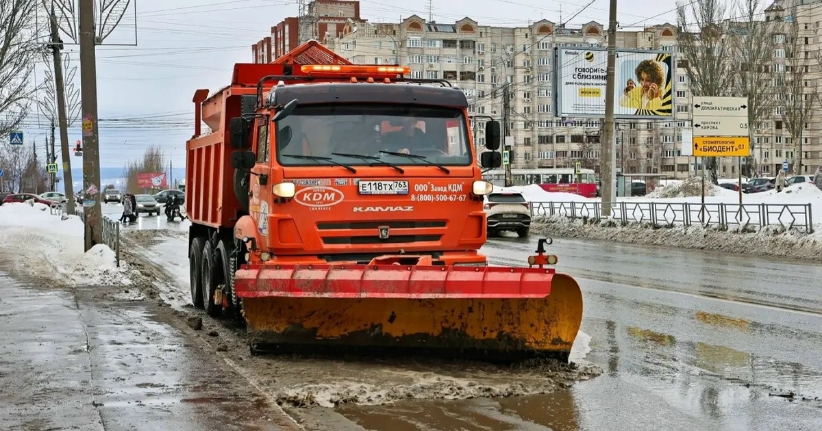 В Самаре дорожные службы усилили уборку снега п...