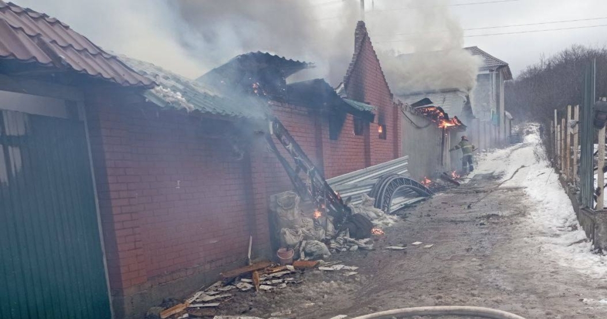 На месте пожара работают пожарные и спасатели