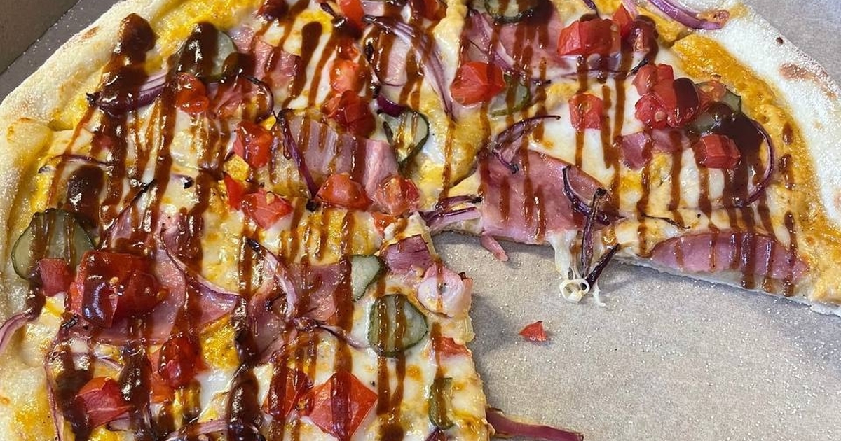 Две пиццы из «Чижика»: стоит ли переплачивать в...