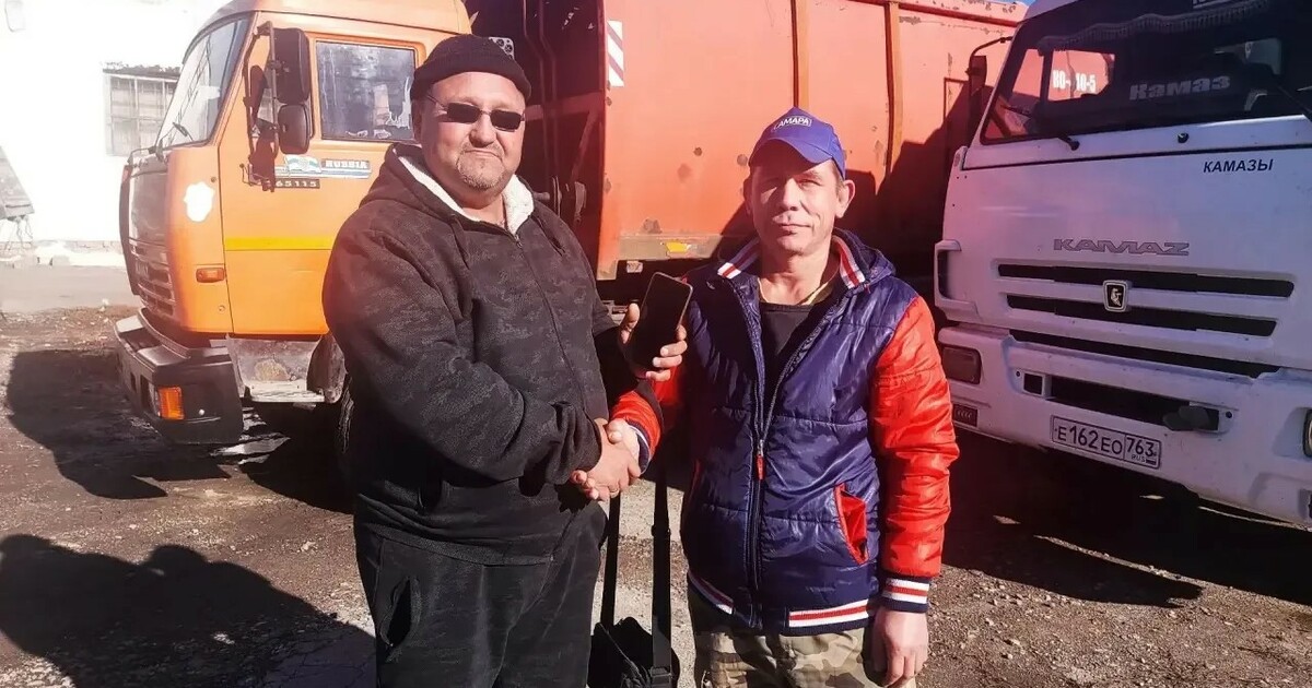 В Сергиевском районе водитель мусоровоза вернул владельцу потерянный телефон Во время погрузки мусорных баков мужчина услыша...