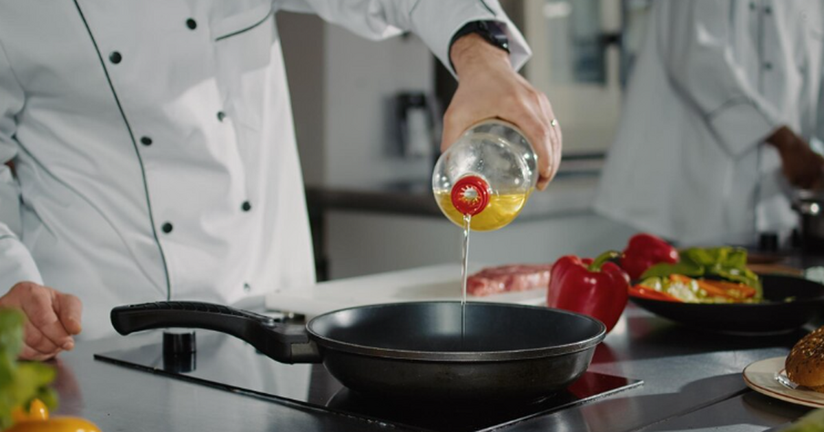 Нельзя лить масло в раковину: что происходит в трубах и как делать правильно Привычка «слить со сковороды в мойку» кажется б...