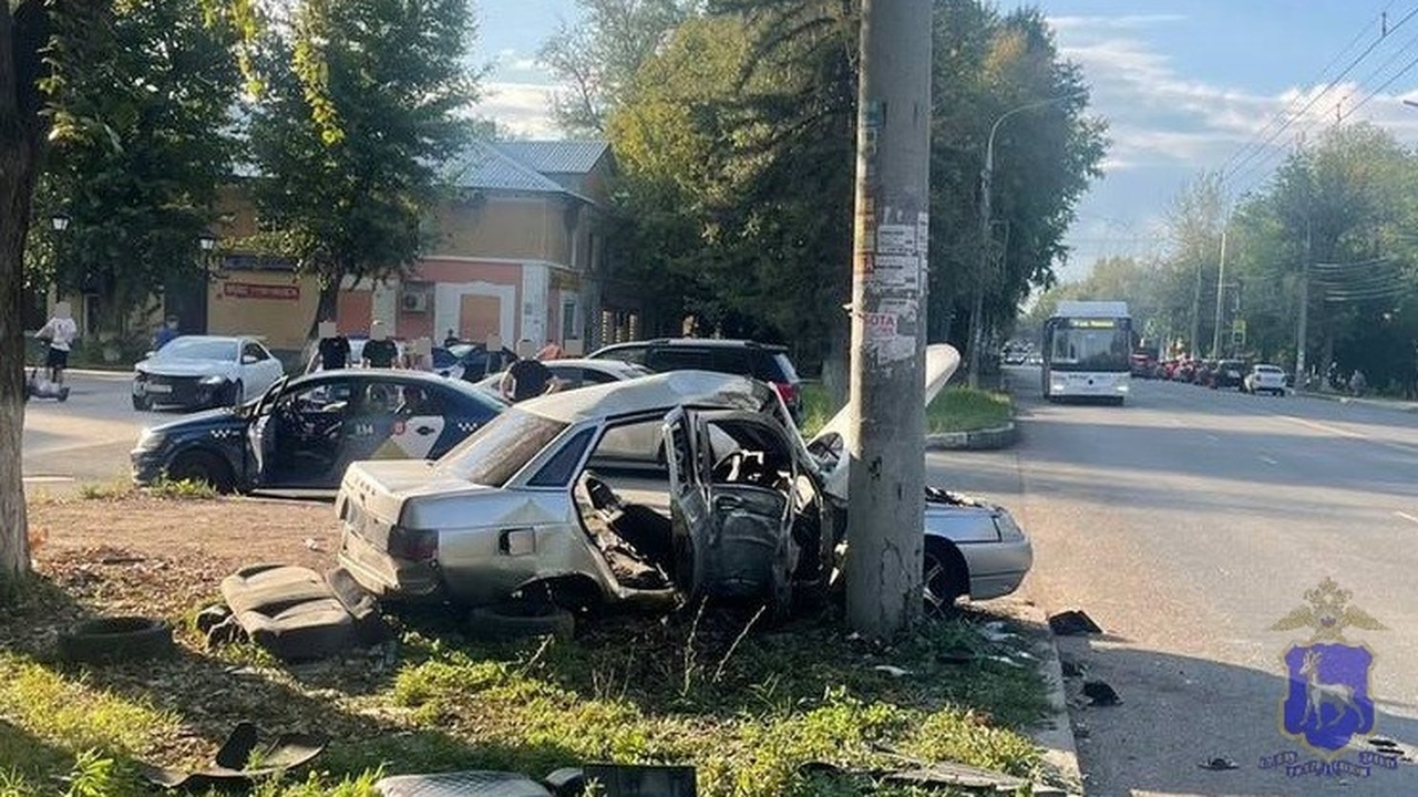 Трое госпитализированных: 10 августа в Самаре 21-летний водитель без прав налетел на столб В результате водитель и пассажиры 17 и 19 лет п...