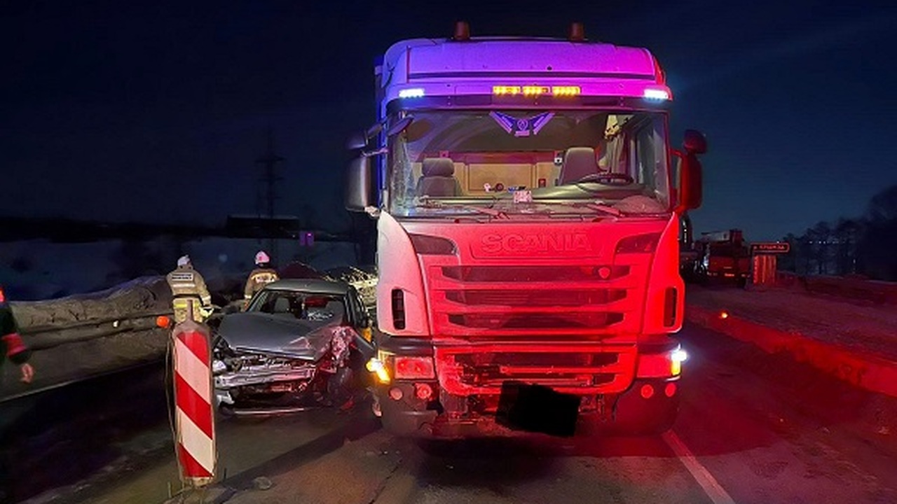 В Красноярском районе Самары водитель «Рено» погиб в аварии с грузовиком 11 октября 2025 года в Красноярском районе Сама...
