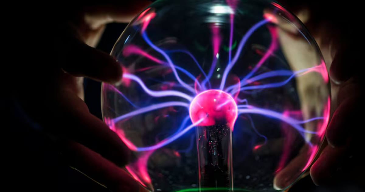 Молекула как «ускоритель»: новый способ заглянуть в ядро атома Физики предложили компактную альтернативу крупн...